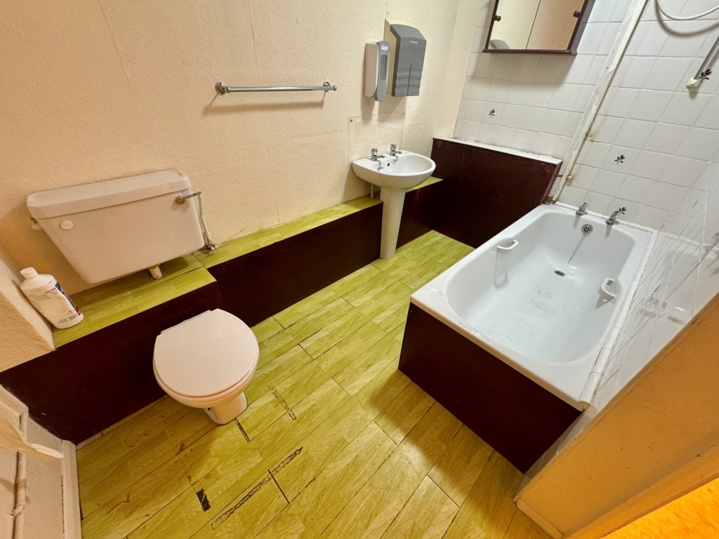 Lot: 58 - PERIOD CITY CENTRE FREEHOLD SHOP AND UPPER PARTS WITH POTENTIAL - First floor bathroom